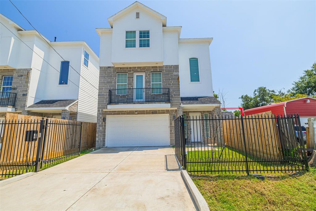 Photo of 7814 De Priest Street, Houston, TX 77088 (MLS # 23503591)