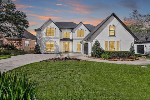 Homes For Sale - 111 Edgewood Drive<br/> Montgomery, TX 77356