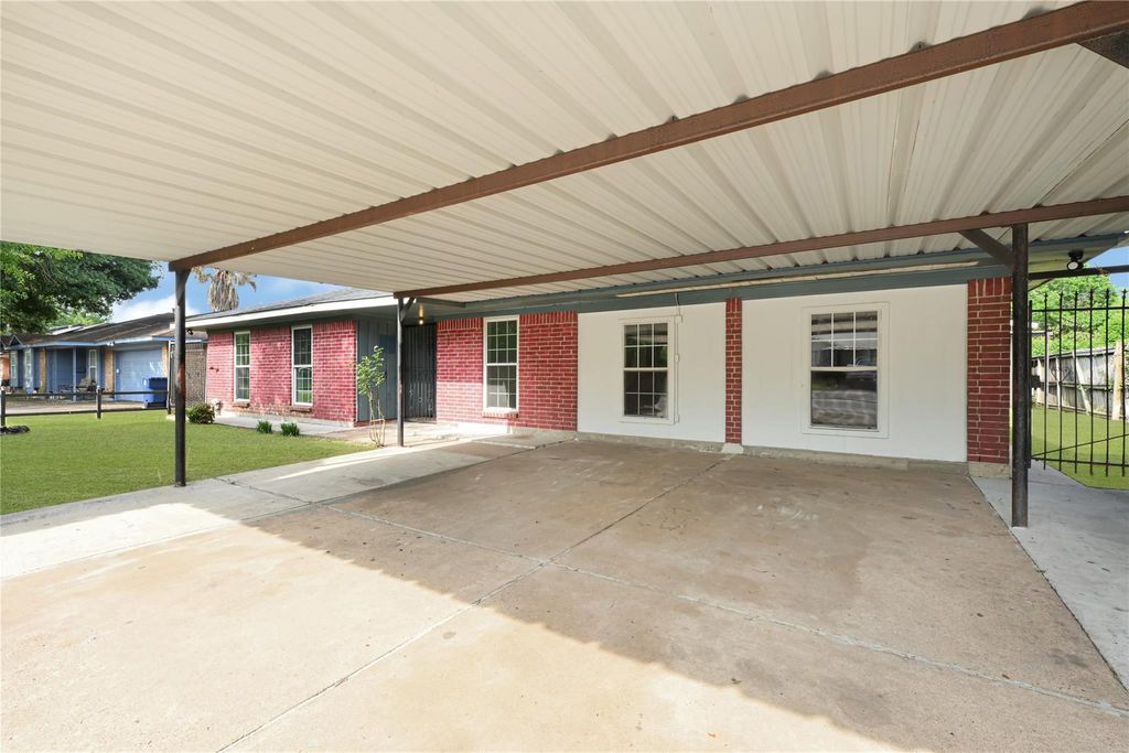 Photo of 205 Timber Lane, Highlands, TX 77562 (MLS # 48966063)