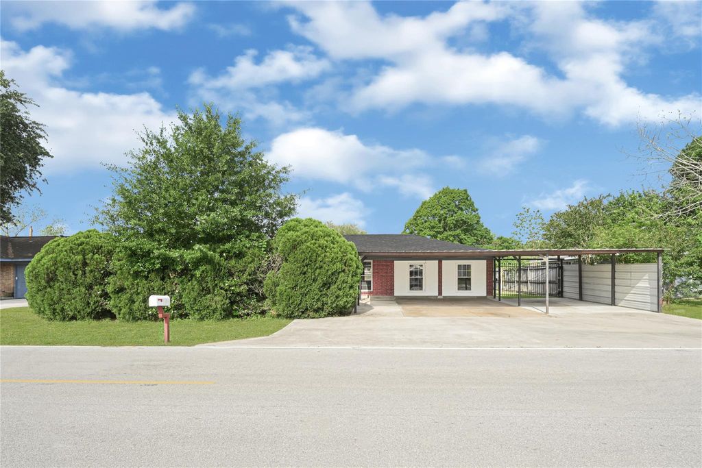 Photo of 205 Timber Lane, Highlands, TX 77562 (MLS # 48966063)