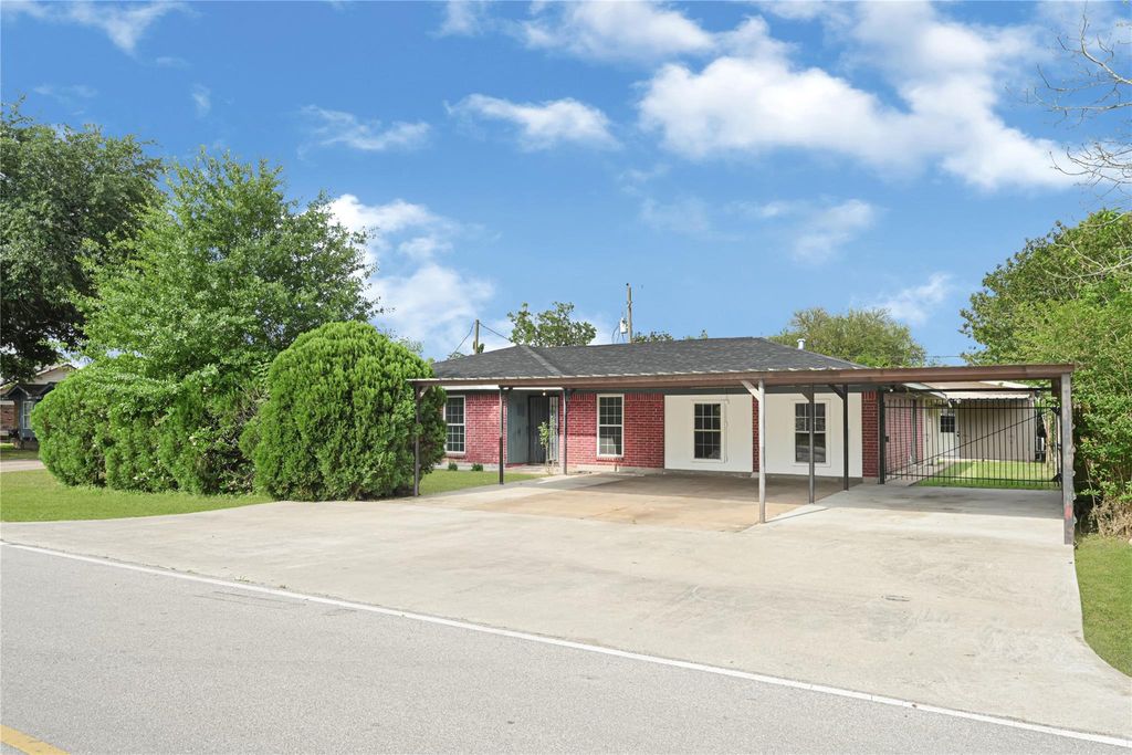 Photo of 205 Timber Lane, Highlands, TX 77562 (MLS # 48966063)