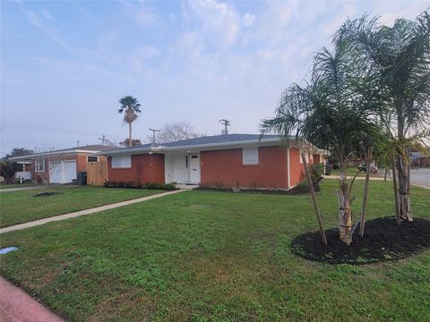 Photo of 107 Avalon Way, Galveston, TX 77550 (MLS # 75417924)