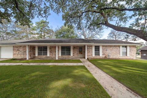 Photo of 1104 Hillcrest Drive, Conroe, TX 77301 (MLS # 3334648)