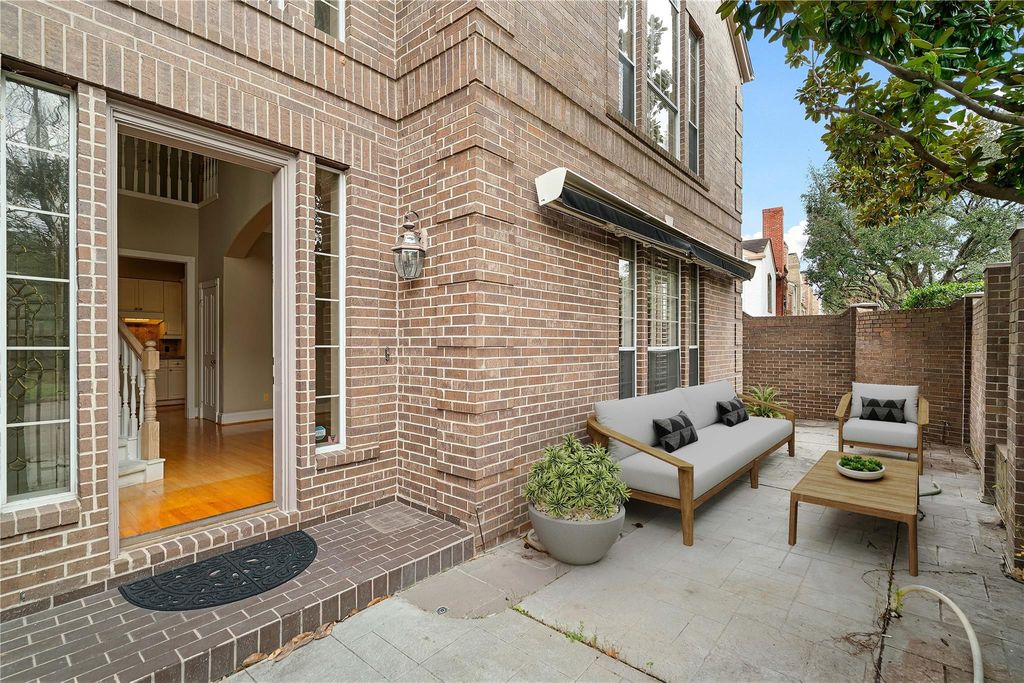 Photo of 4746 Post Oak Timber Drive, Houston, TX 77056 (MLS # 97119078)