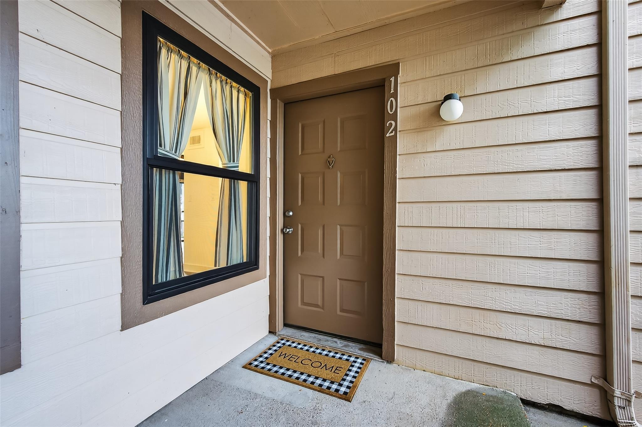 102 E Lakeview Terrace