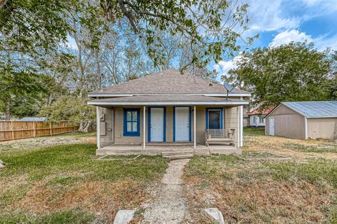 Photo of 406 Woodward, Damon, TX 77430 (MLS # 23322299)
