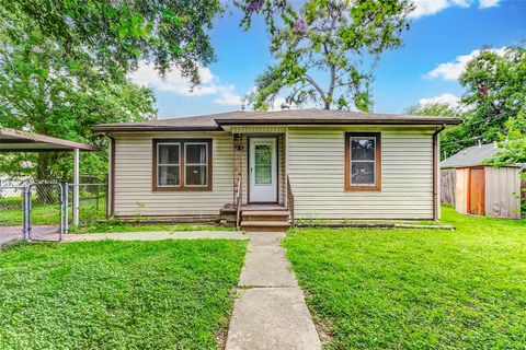Photo of 126 Margie Lane, Houston, TX 77037 (MLS # 52567418)