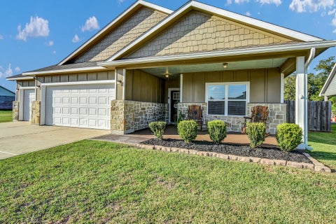 Photo of 406 Wellshire Drive, West Columbia, TX 77486 (MLS # 97832806)