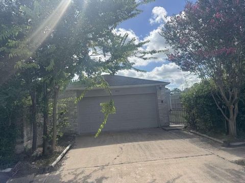 Photo of 11807 S Youngwood Lane, Houston, TX 77043 (MLS # 24665884)