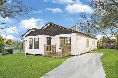 Photo of 3004 Wayne Street, Houston, TX 77026 (MLS # 27685467)