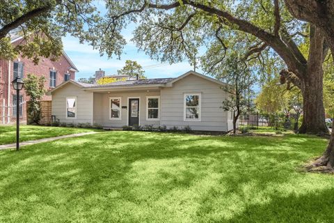 Photo of 6047 Floyd Street, Houston, TX 77007 (MLS # 71003888)