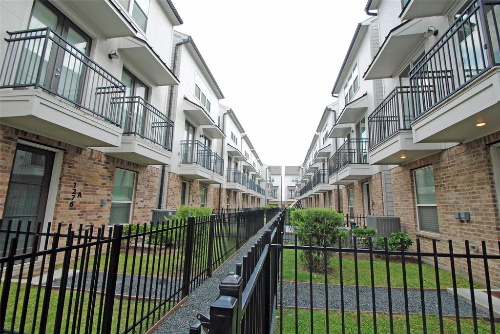 Photo of 1262 N Post Oak Road #B, Houston, TX 77055 (MLS # 80736806)