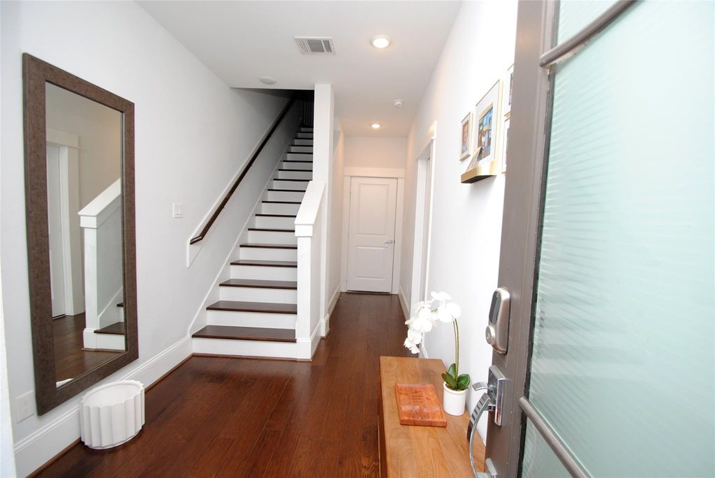 Photo of 1262 N Post Oak Road #B, Houston, TX 77055 (MLS # 80736806)