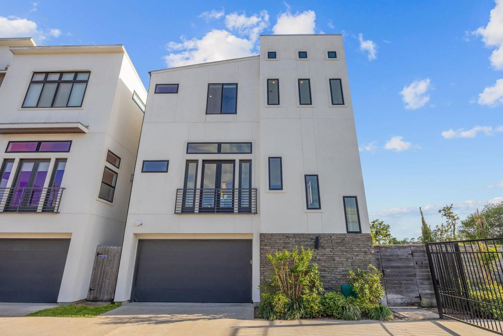 Photo of 7327 Shadyvilla Pointe Drive, Houston, TX 77055 (MLS # 95645610)