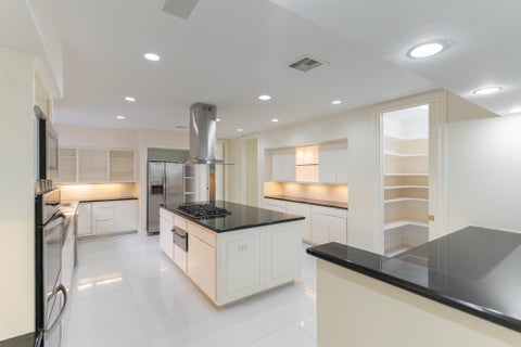 Townhouse For Sale - 8800 Woodway Drive #10<br/> Houston, TX 77063