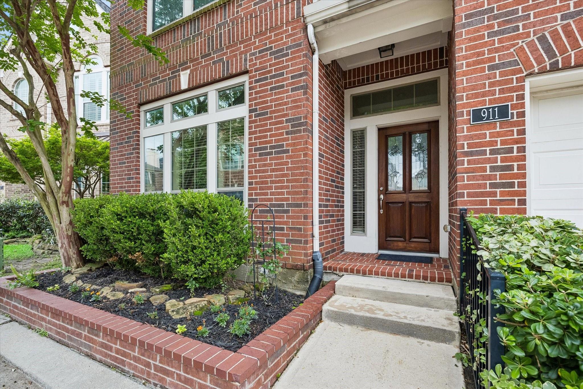 911 Vaulted Oak Street