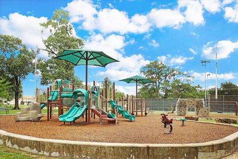 Tiny photo for 911 Vaulted Oak Street, Houston, TX 77008 (MLS # 53026149)