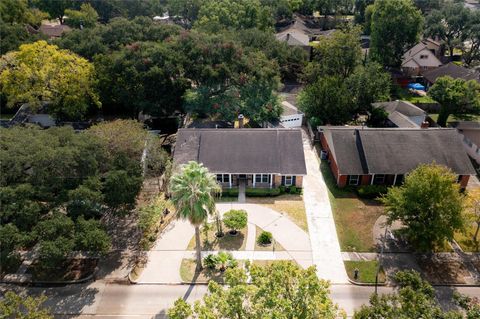 Photo of 6119 S Braeswood Boulevard, Houston, TX 77096 (MLS # 54332669)