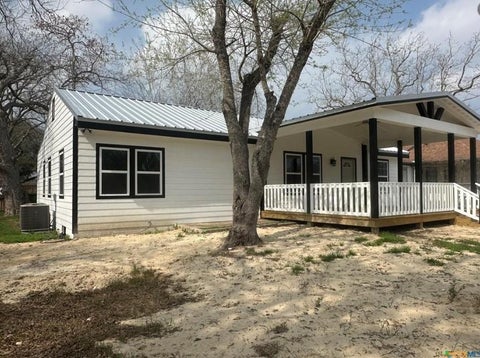 Homes For Sale - 1008 Gonzales St St<br/> Cuero, TX 77954
