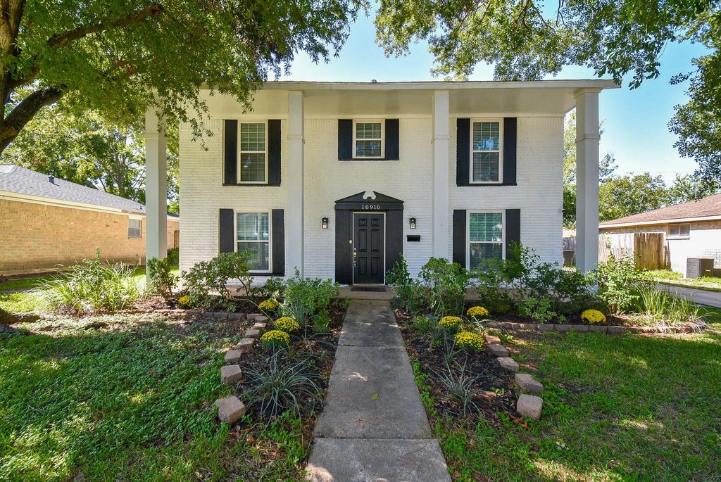 Photo of 10910 Sagevale Lane, Houston, TX 77089 (MLS # 62299276)