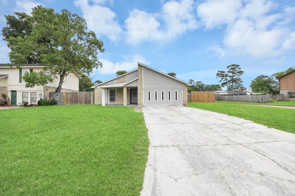 Photo of 8622 Valley Meadow Drive, Houston, TX 77078 (MLS # 20918907)