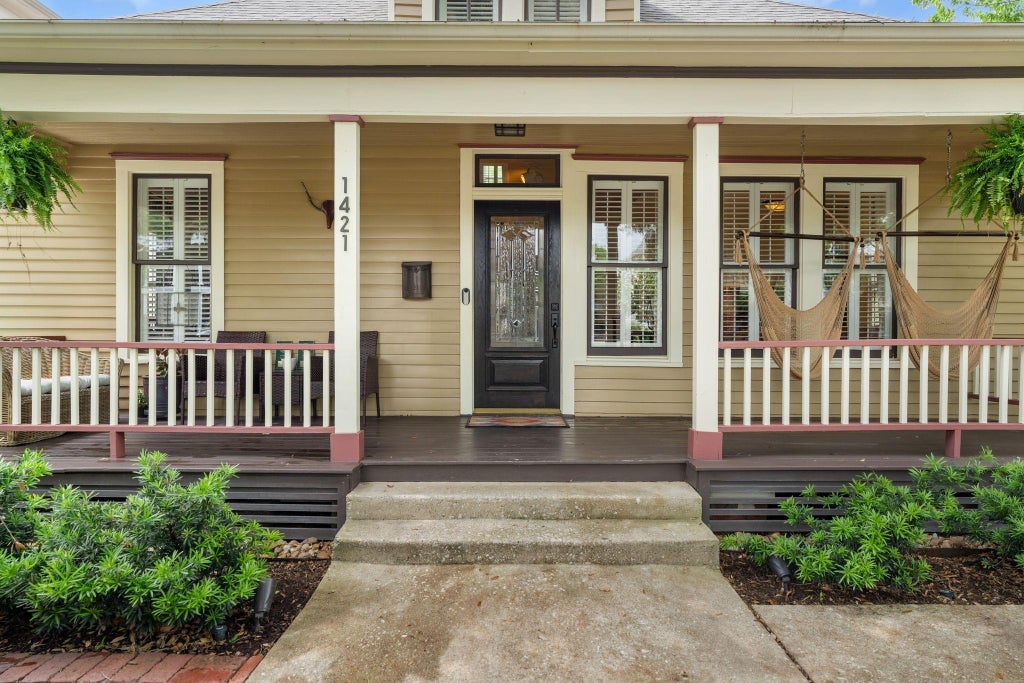 Photo of 1421 Columbia Street, Houston, TX 77008 (MLS # 88764098)