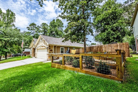 Photo of 1856 Rollingwood Drive, Huntsville, TX 77340 (MLS # 39502126)