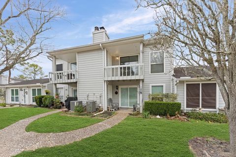 Photo of 19 Hideaway Drive, Friendswood, TX 77546 (MLS # 41028178)