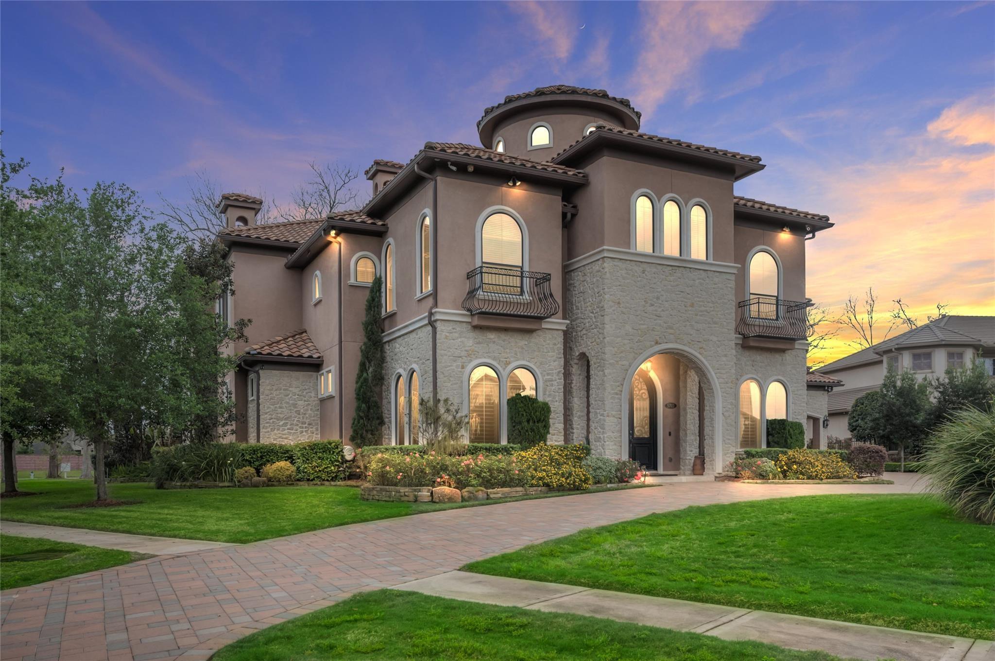 5703 Lakeshore Vista