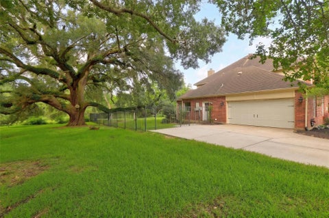 Tiny photo for 108 Oak Creek Lane, League City, TX 77573 (MLS # 21146388)