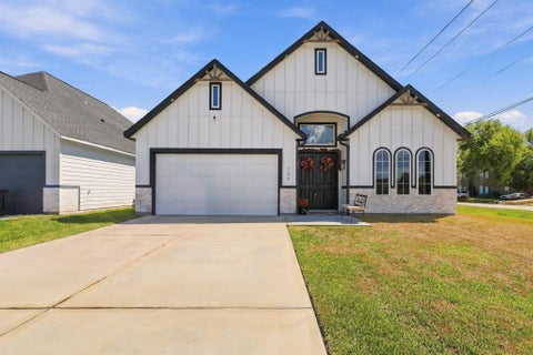Photo of 704 E Main Street, La Porte, TX 77571 (MLS # 89816840)