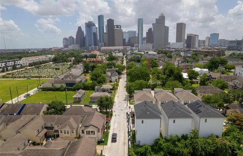 Photo of 1510 Robin Street #A, Houston, TX 77019 (MLS # 97708970)