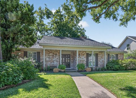 Photo of 13931 Kingsride Lane, Houston, TX 77079 (MLS # 11731882)