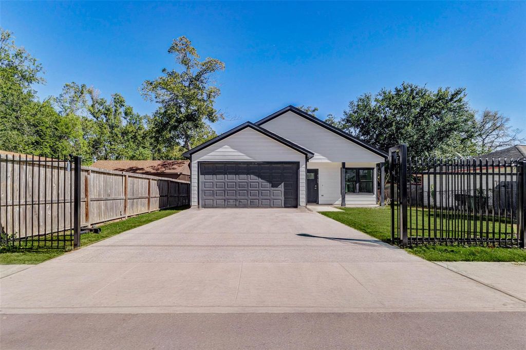Photo of 6705 Roanoke St St, Houston, TX 77028 (MLS # 20350233)