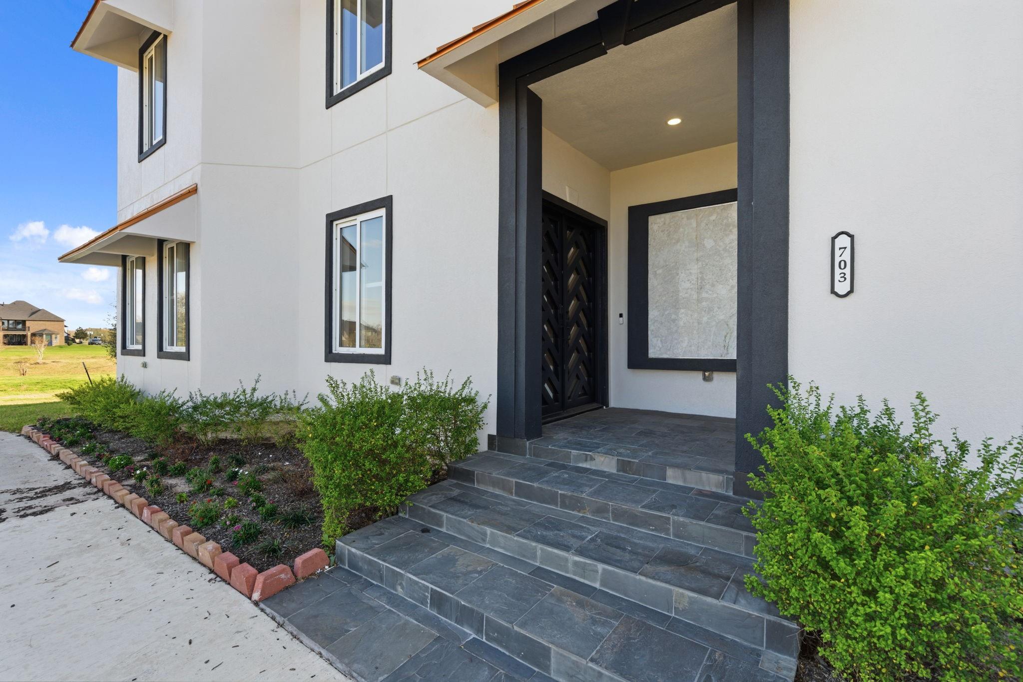 703 Leaning Oak Trail