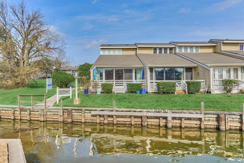 Photo of 1 April Point Drive S, Conroe, TX 77356 (MLS # 79223107)