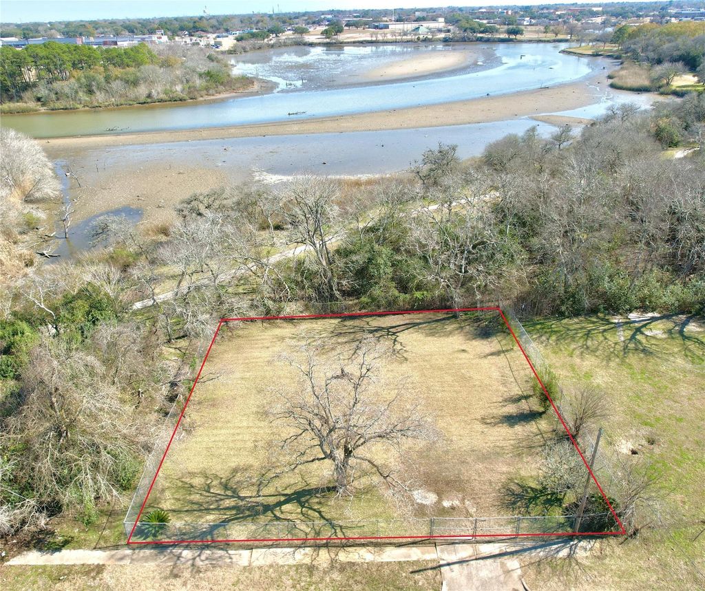 Photo of 206 Avenue L, Baytown, TX 77520 (MLS # 92991605)