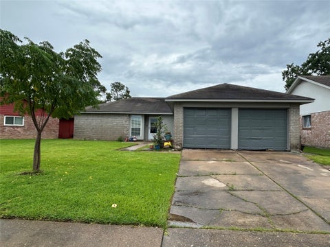 Homes For Sale - 17311 Heritage Bay Drive<br/> Webster, TX 77598