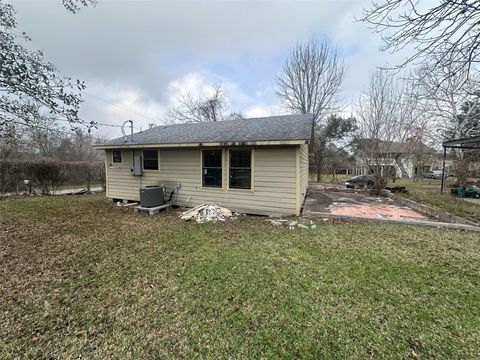 Photo of 800 Mayo Street, Baytown, TX 77520 (MLS # 97802935)