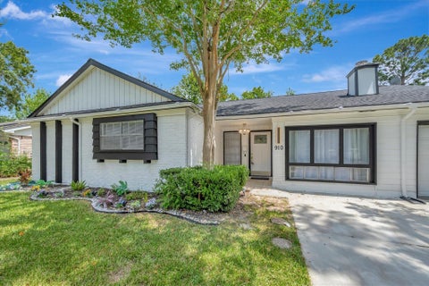 Photo of 910 Beachcomber Lane, Houston, TX 77062 (MLS # 73056709)