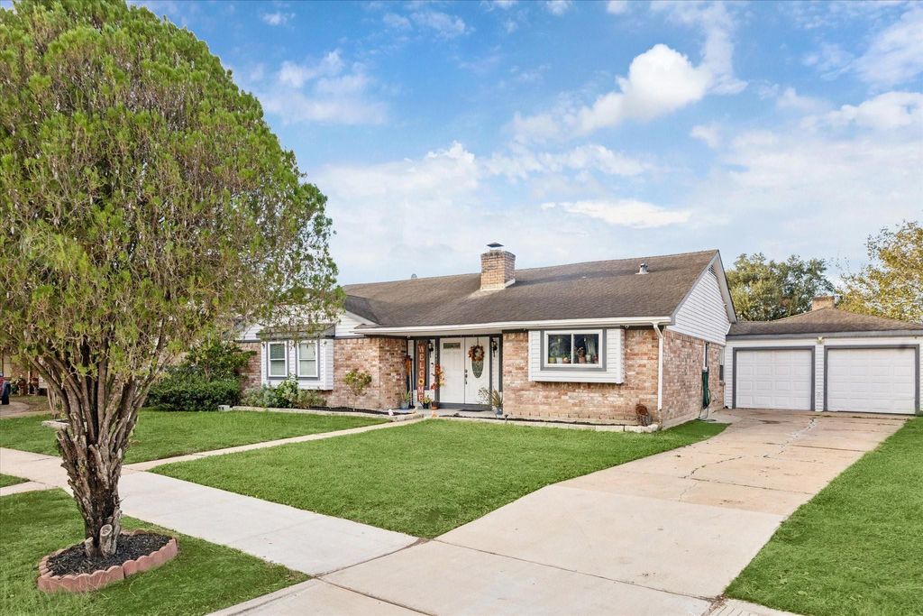 Photo of 10402 Huntington Point Drive, Houston, TX 77099 (MLS # 36547218)