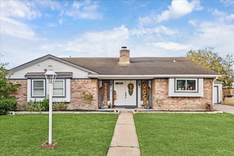 Photo of 10402 Huntington Point Drive, Houston, TX 77099 (MLS # 36547218)