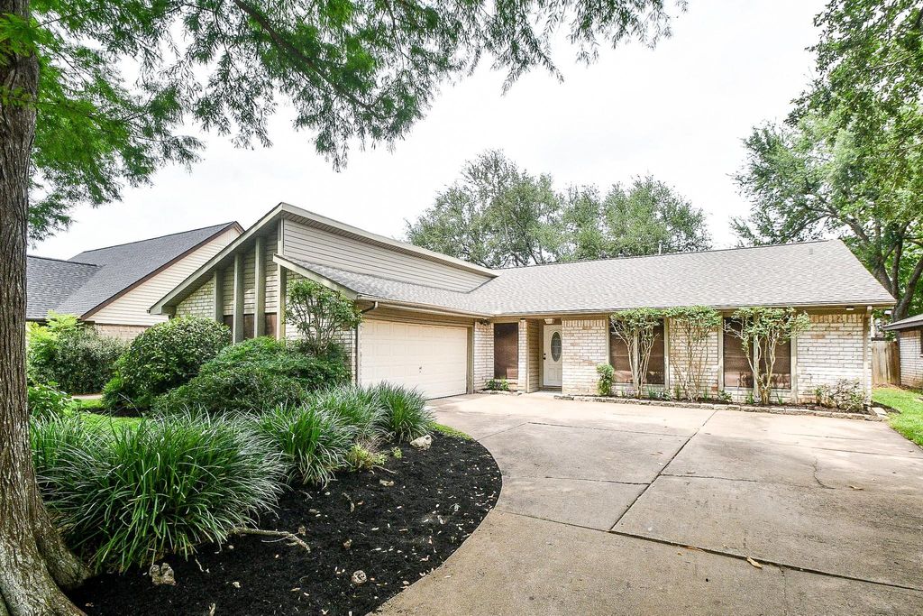 Photo of 11635 Sagevale Lane, Houston, TX 77089 (MLS # 98154096)