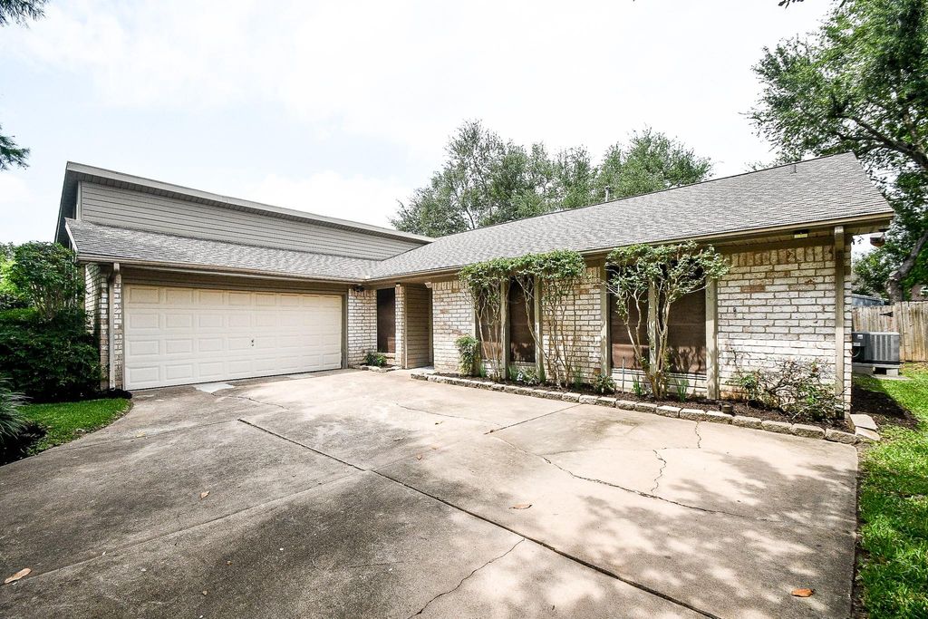 Photo of 11635 Sagevale Lane, Houston, TX 77089 (MLS # 98154096)