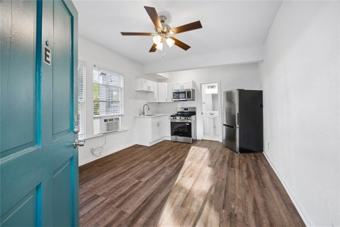 Photo of 217 Hyde Park Boulevard #E, Houston, TX 77006 (MLS # 63556546)