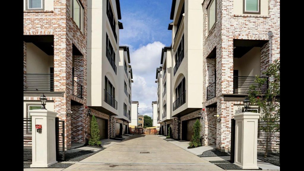 Photo of 2116 Mason Street, Houston, TX 77006 (MLS # 19948520)