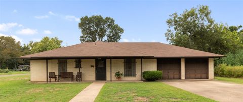 Photo of 401 N San Marcos Street, Hearne, TX 77859 (MLS # 19740239)