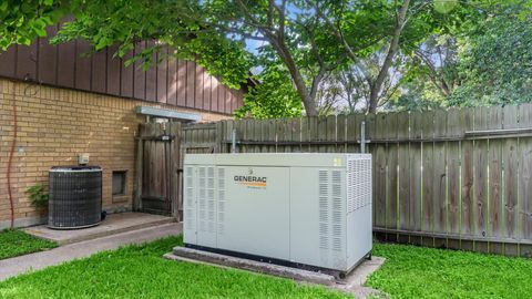 Tiny photo for 120 Hickory Street, Huntsville, TX 77320 (MLS # 33543119)