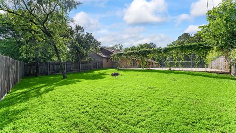 Tiny photo for 120 Hickory Street, Huntsville, TX 77320 (MLS # 33543119)