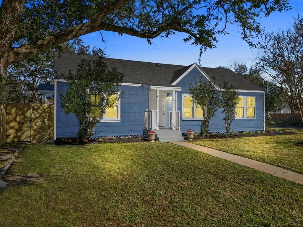 Photo of 802 18th Avenue N, Texas City, TX 77590 (MLS # 18240203)